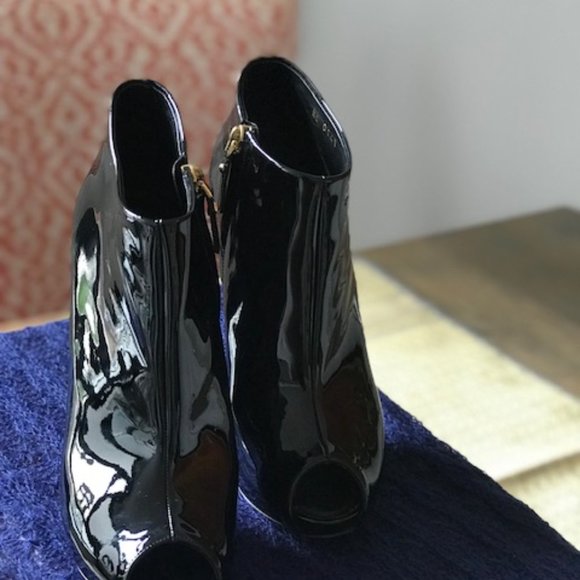 Louis Vuitton: Peep toe patent leather bootie in Black / Noir  (38.5) - Picture 8 of 11